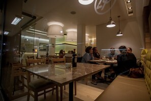 Se sirven desayunos, comidas y cenas 
