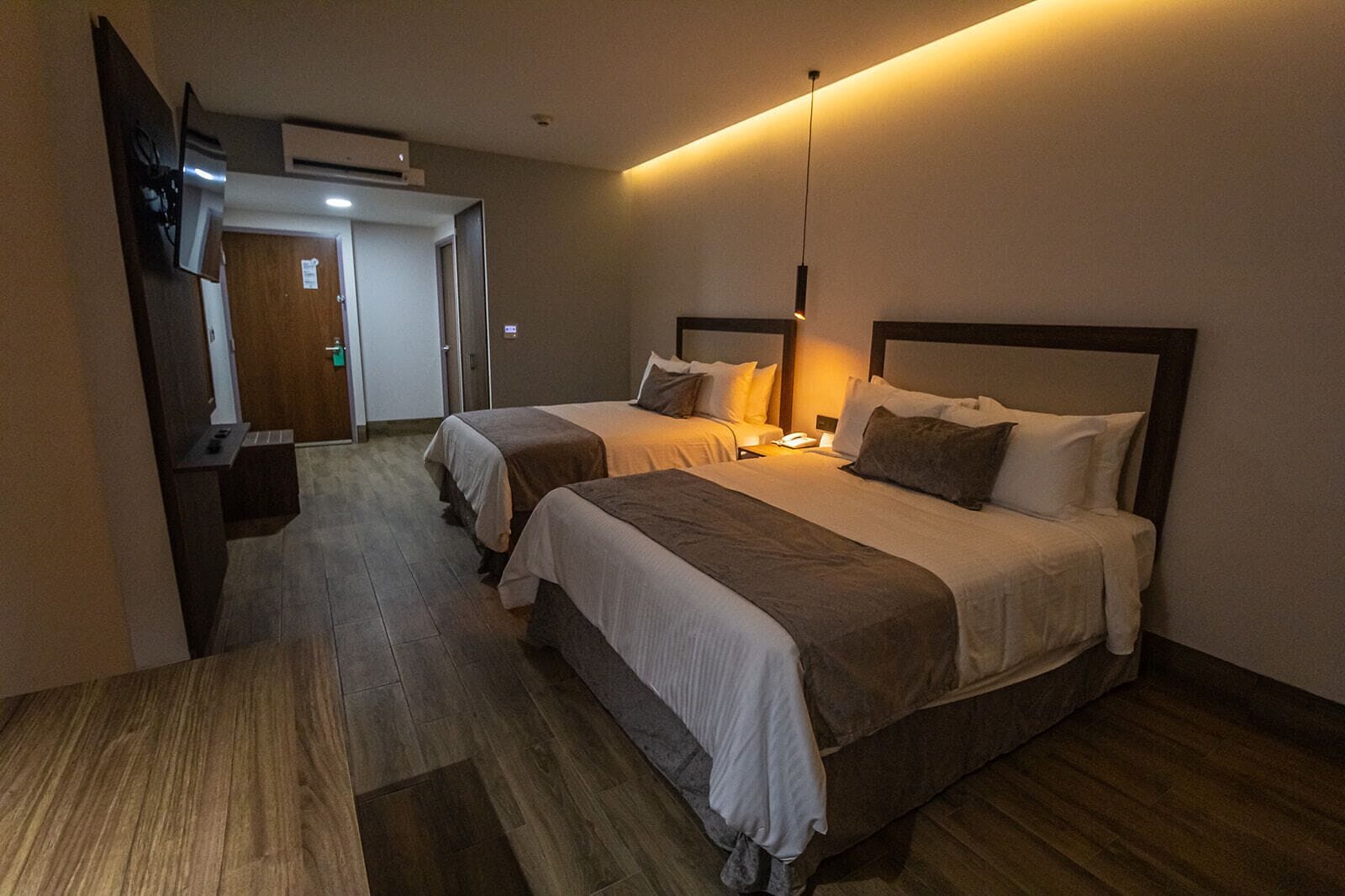 Habitación doble superior, 2 camas de matrimonio | Caja fuerte, escritorio, espacio para trabajar con un portátil