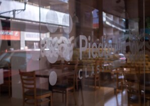 Se sirven desayunos, comidas y cenas 
