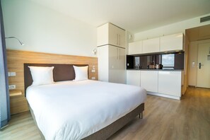 Premium bedding, desk, laptop workspace, soundproofing - All Suites Appart Hôtel | Choisy-le-Roi (Choisy-le-Roi)