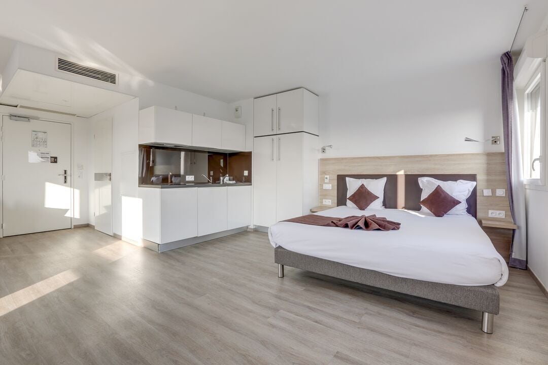 EXECUTIVE SUITE (DOUBLE BED AND SOFA BED) | Living area | 32-inch flat-screen TV with digital channels, TV