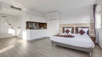 EXECUTIVE SUITE (DOUBLE BED AND SOFA BED) | Living area | 32-inch flat-screen TV with digital channels, TV