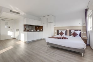 Suite ejecutiva, 1 cama de matrimonio grande con sofá cama | Zona de estar | Televisión de pantalla plana de 32 pulgadas con canales digitales
