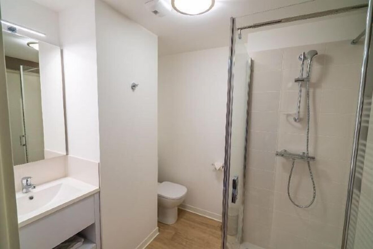 Bathroom | Eco-friendly toiletries, towels