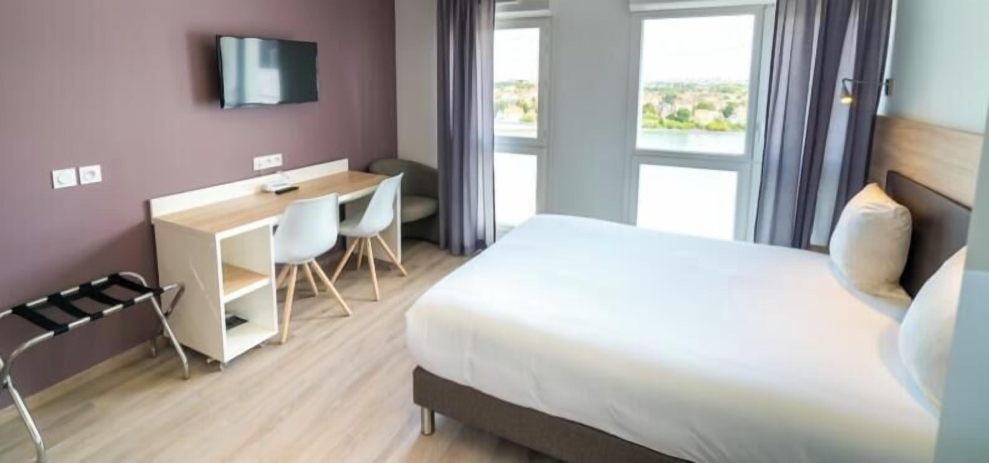 Luxe beddengoed, een bureau, een laptopwerkplek, geluiddichte muren