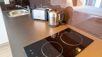 舒適開放式客房 | 私人廚房 | 電冰箱、微波爐、爐台、鍋具/餐盤/廚房用品
