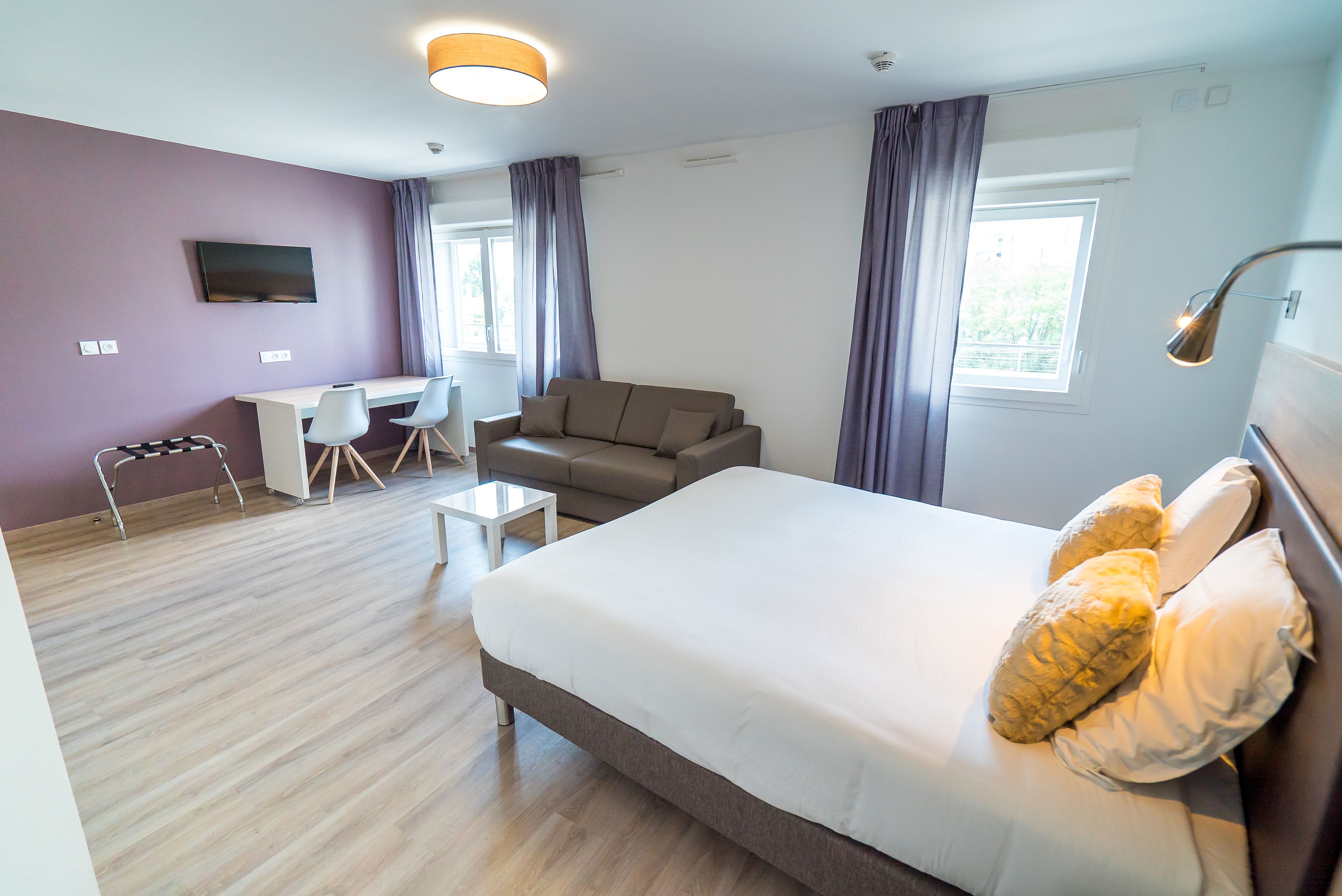 EXECUTIVE SUITE (DOUBLE BED AND SOFA BED) | Premium bedding, desk, laptop workspace, soundproofing