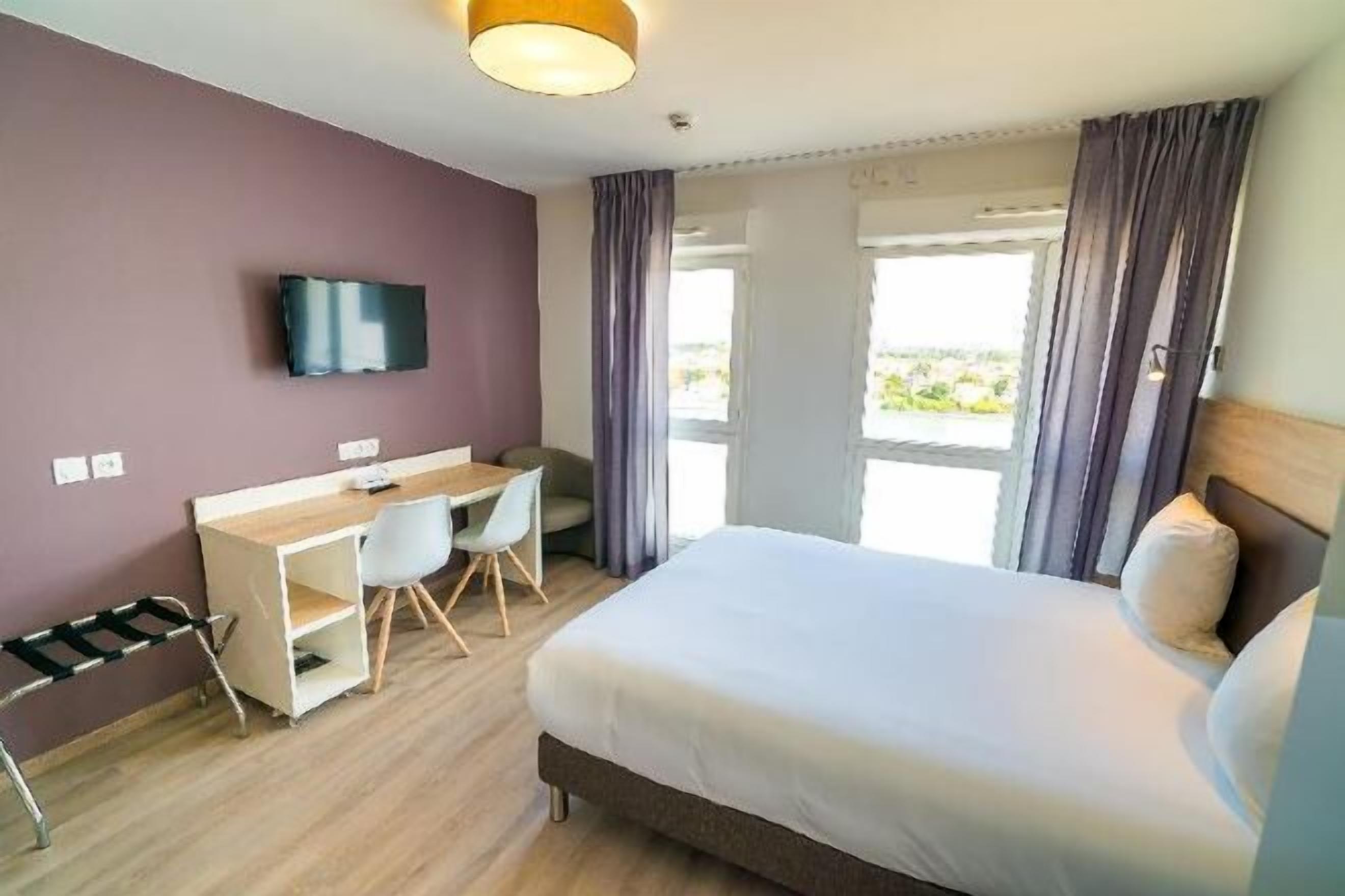 Roupas de cama premium, escrivaninha, espaço de trabalho para notebook