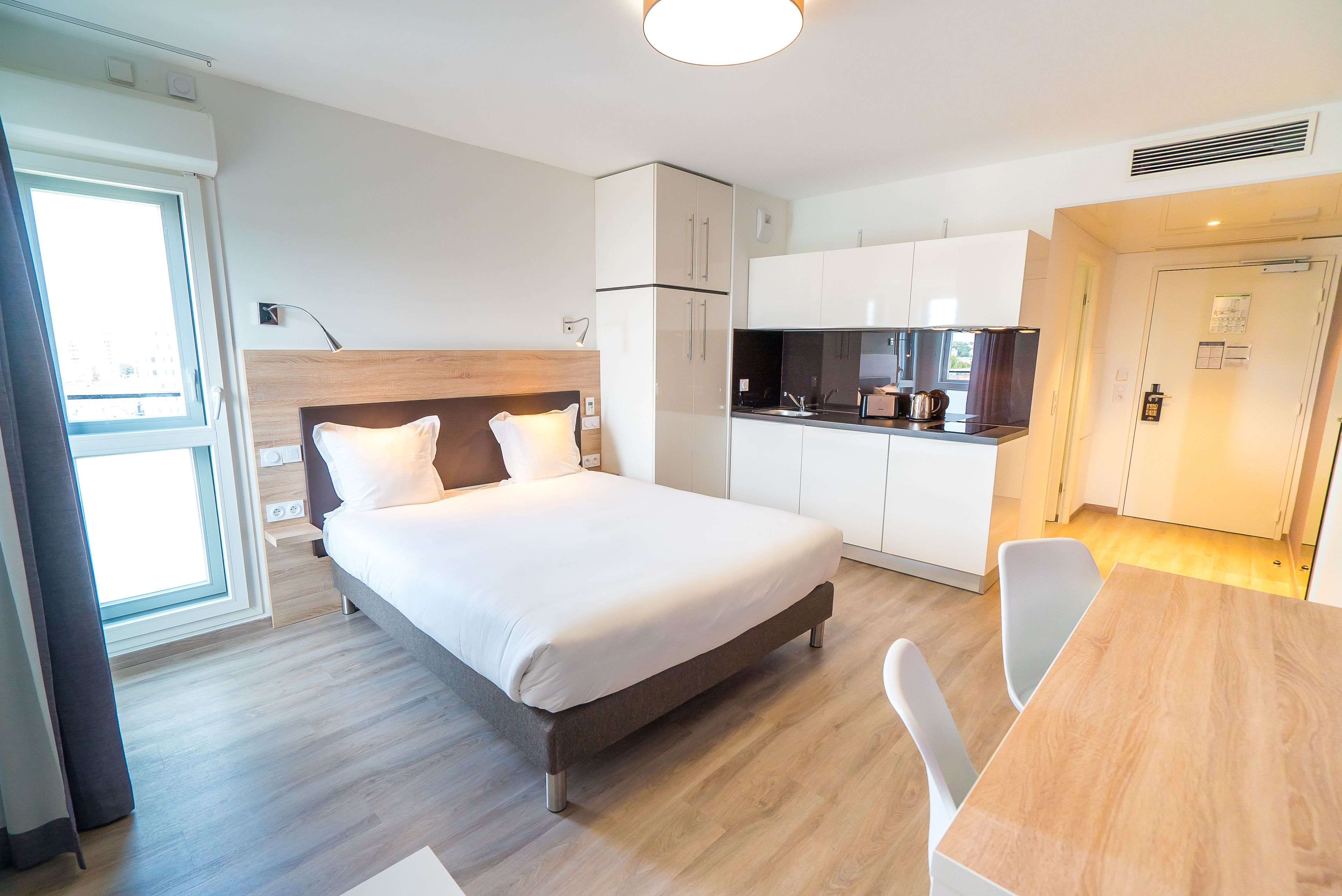 STUDIO CONFORT (LIT DOUBLE) | Literie de qualité supérieure, bureau