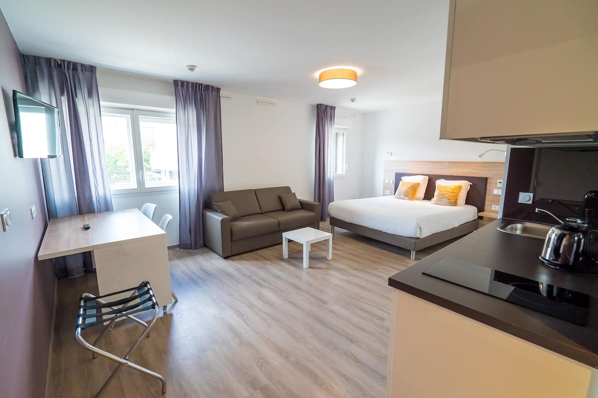 EXECUTIVE SUITE (DOUBLE BED AND SOFA BED) | Premium bedding, desk, laptop workspace, soundproofing
