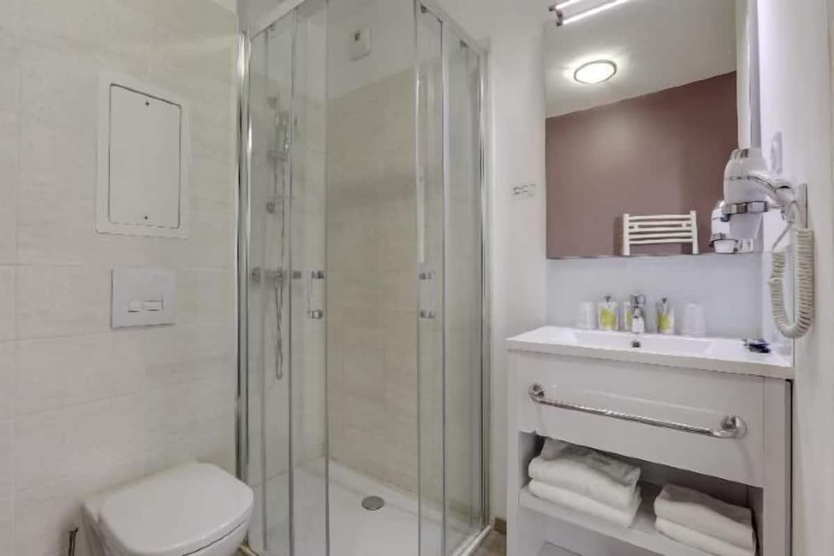 Bathroom | Eco-friendly toiletries, towels