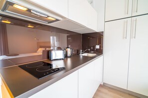 Estudio Confort, 2 camas individuales | Cocina básica privada | Frigorífico, microondas, placa de cocina y utensilios de cocina