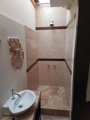 Shower, free toiletries, towels