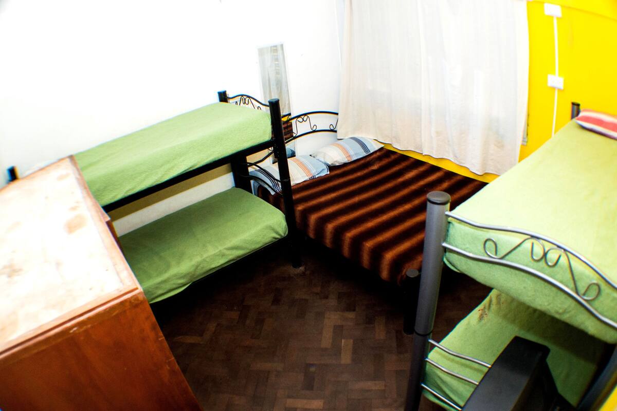 Habitación Club, varias camas, refrigerador y microondas | Decoración personalizada, muebles diferentes, escritorio y camas extra