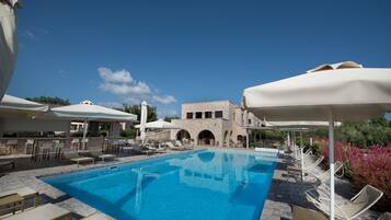 Piscina externa, guarda-sóis, espreguiçadeiras