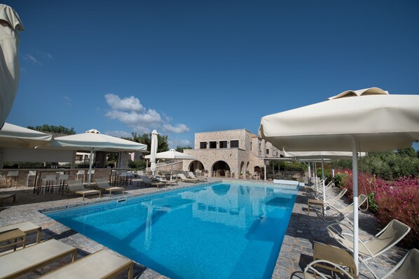 Ulkouima-allas, aurinkovarjoja, aurinkotuoleja