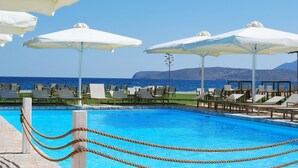 室外游泳池，提供泳池遮陽傘和日光浴躺椅