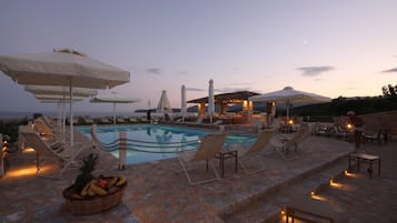 Außenpool, Sonnenschirme, Liegestühle