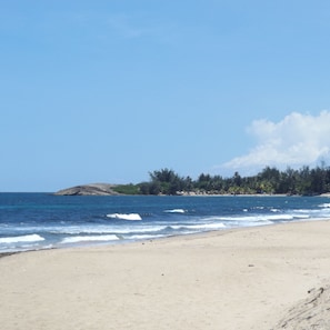 Am Strand, weißer Sandstrand, Liegestühle, Strandtücher