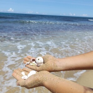 Am Strand, weißer Sandstrand, Liegestühle, Strandtücher