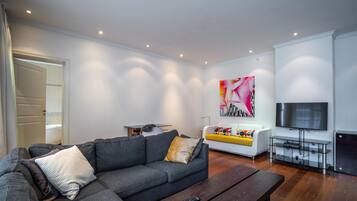 Leilighet, 1 soverom | Senger med overmadrass, skrivebord og skrivebord for bærbar PC