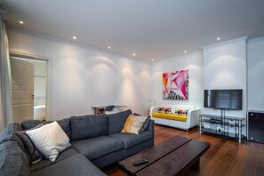 アパートメント 1 ベッドルーム | ピロートップベッド、デスク、ノートパソコン用作業スペース、遮光カーテン