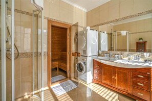 Departamento, 1 habitación | Baño | Regadera, amenidades de baño gratuitas, secadora de cabello 
