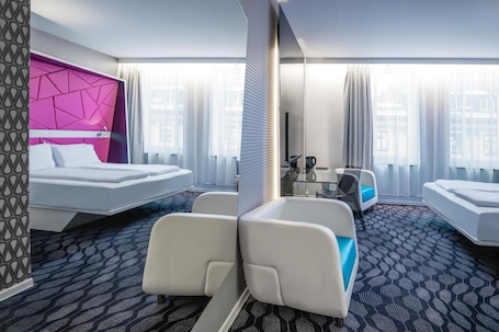 Colchones con pillow-top, escritorio y espacio para trabajar con laptop