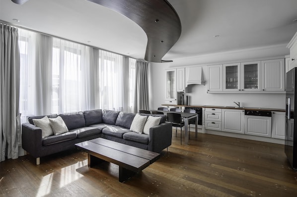 アパートメント 1 ベッドルーム | ピロートップベッド、デスク、ノートパソコン用作業スペース、遮光カーテン