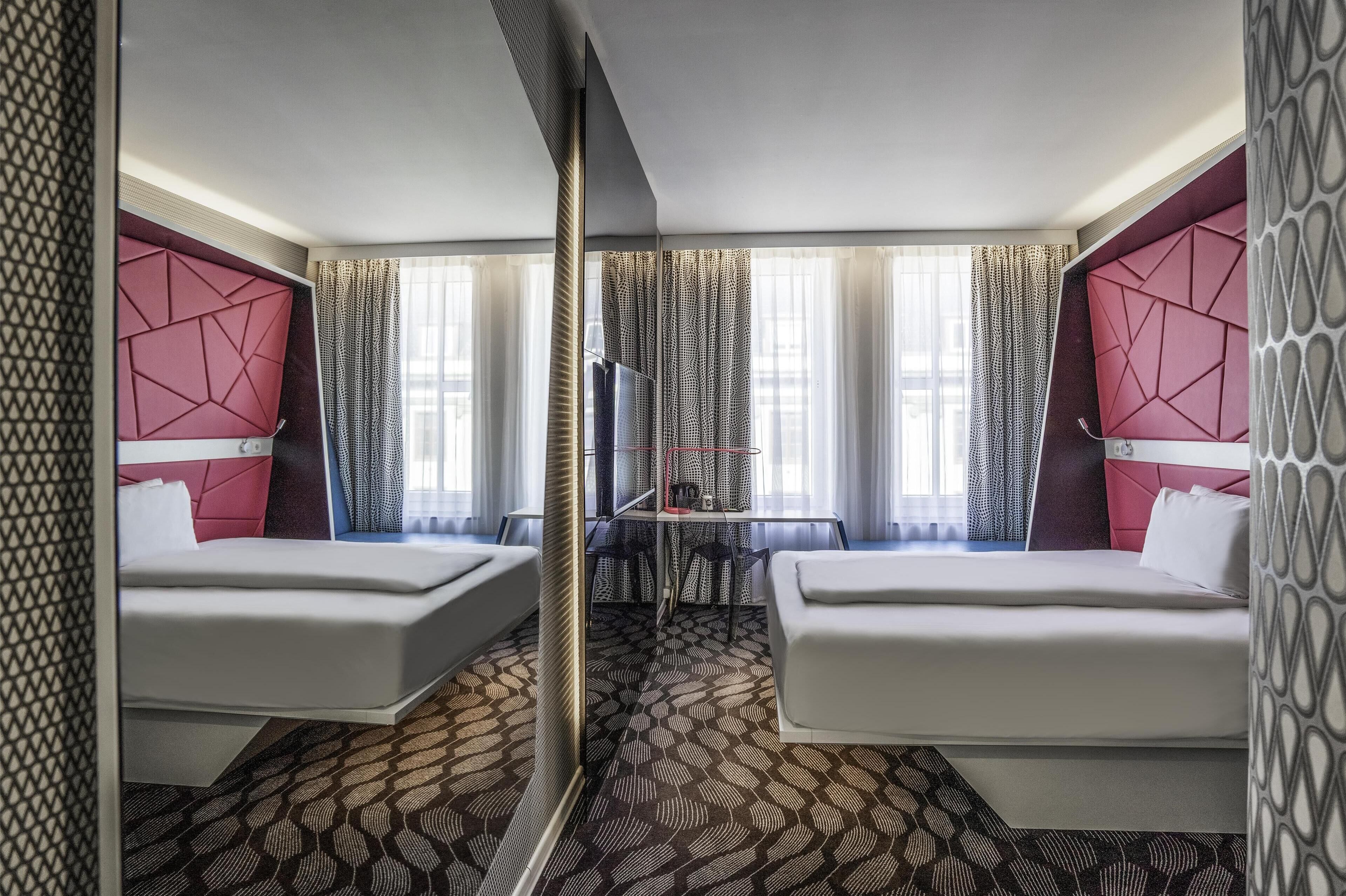 Hönnunarherbergi | Rúm með „pillowtop“-dýnum, skrifborð, vinnuaðstaða fyrir fartölvur