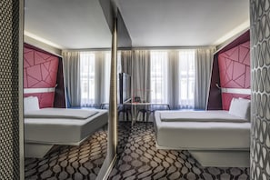 デザイン ルーム | ピロートップベッド、デスク、ノートパソコン用作業スペース、遮光カーテン