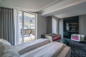 Suite Junior, terrazzo, vista porto | Soggiorno | TV a schermo piatto
