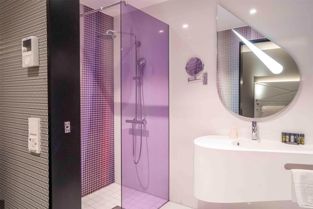 Douche, articles de toilette (gratuits), séchoir à cheveux