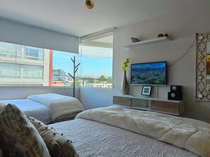 HOME with Balcony + 3 Beds - 6th FLOOR | 1 bedroom, premium bedding, down duvets, Select Comfort beds - PLAZA FOCH Area - APARTMENTS with Balcony (Quito)