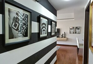 HOME with Balcony + 3 Beds - 6th FLOOR | Zona de estar | Una Smart TV, Netflix, libros, un reproductor estéreo