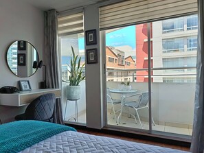 HOME with Balcony + 3 Beds - 6th FLOOR | 1 phòng ngủ, bộ đồ giường cao cấp, chăn bông, nệm Select Comfort