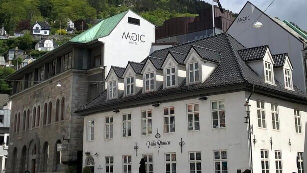 Un edificio blanco con el letrero "La Blanca" y "MAJIC HOTEL" en la fachada.