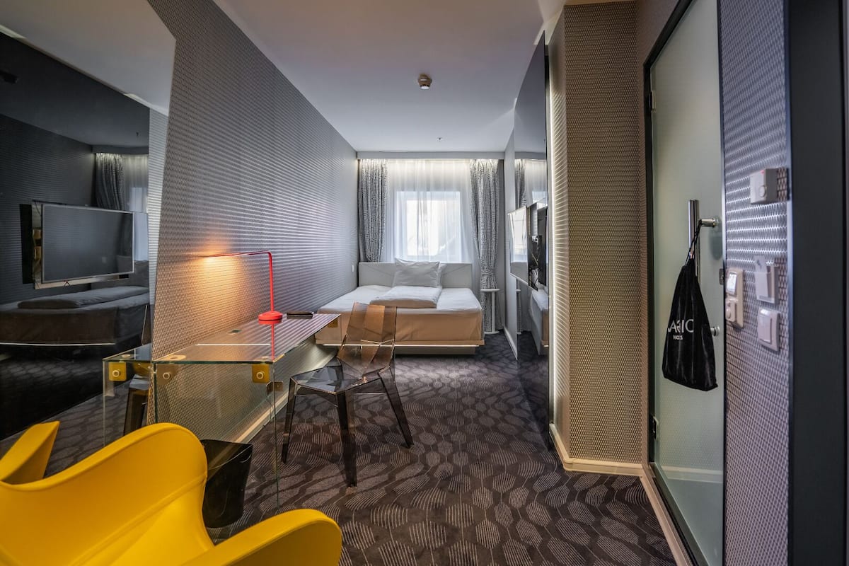 Standard Single Room - interior window facing atrium | Premium bedding, pillowtop beds, blackout drapes, iron/ironing board