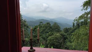 A window with a view of a mountainous landscape. - Finca Cafetera San Rafael (Santa Marta)