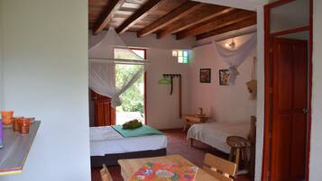 Chambre Triple, salle de bains privée | Literie de qualité supérieure, coffres-forts dans les chambres, bureau