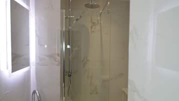 免費盥洗用品、吹風機、毛巾