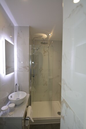 Articles de toilette gratuits, sèche-cheveux, serviettes fournies