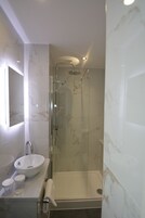 免费洗浴用品、吹风机、毛巾