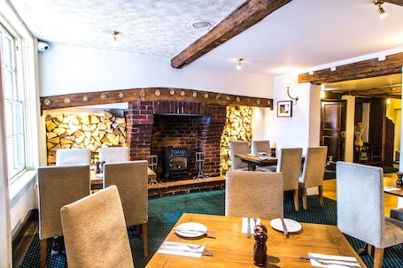 Lunch and dinner served, British cuisine