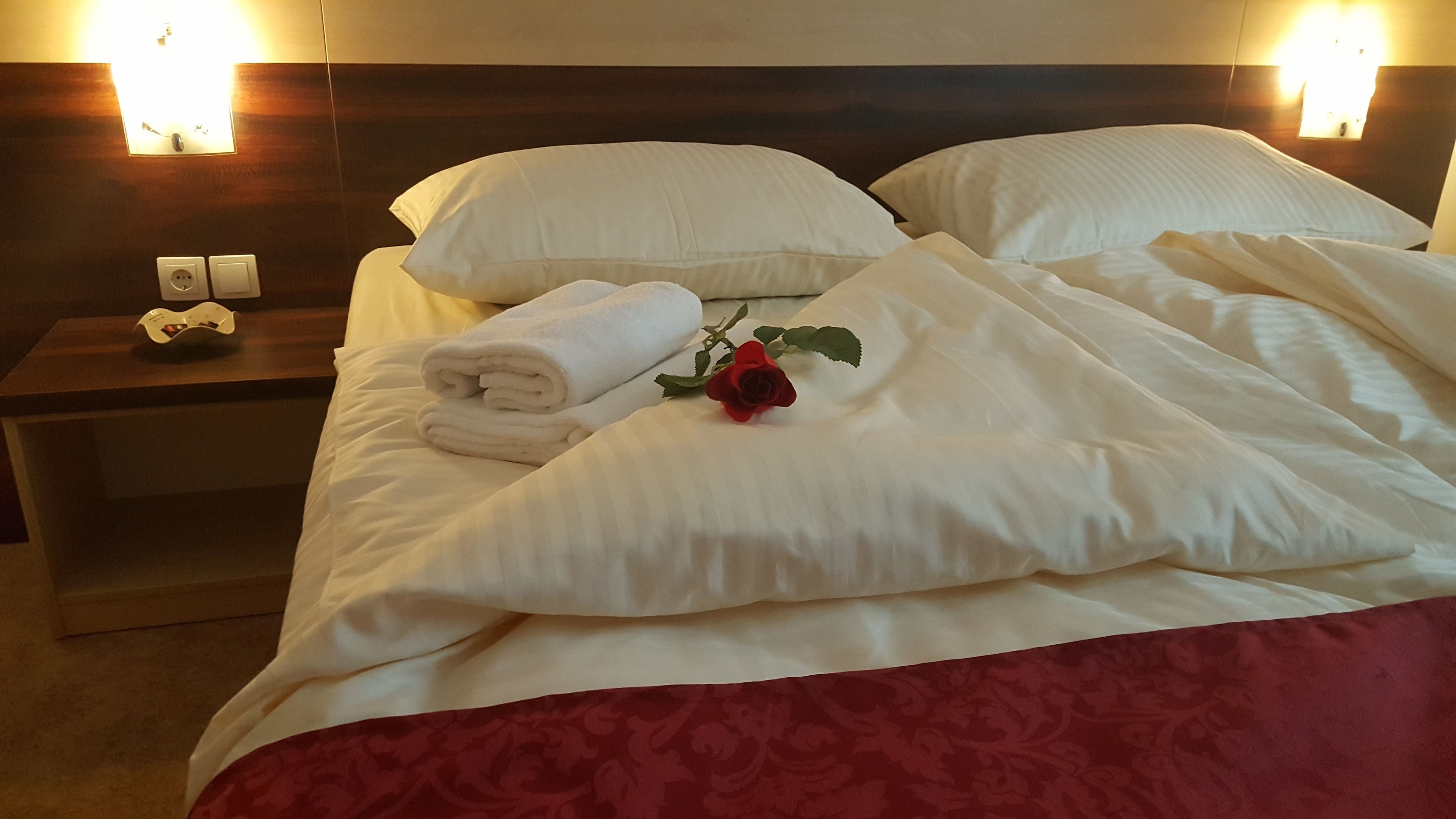 1 bedroom, desk, laptop workspace, soundproofing