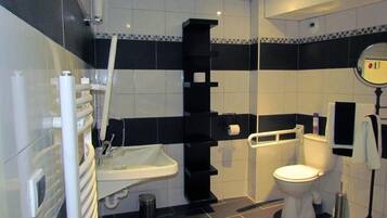 Habitación doble estándar, baño en la habitación | Baño | Secadora de cabello, toallas, jabón, shampoo