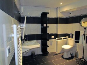 Phòng đôi Tiêu chuẩn, có phòng tắm riêng | Phòng tắm | Máy sấy tóc, khăn tắm, xà phòng, dầu gội