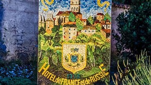 A mosaic of a town with a prominent church and a shield emblem, labeled "HOTEL de FRANCE et de RUSSE 1776". - Hôtel de France et de Russie (Thiviers)