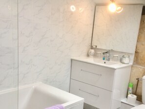 Familjesvit - eget badrum - utsikt mot trädgården (Very Large Room) | Badrum | Hårtork, handdukar, tvål och schampo