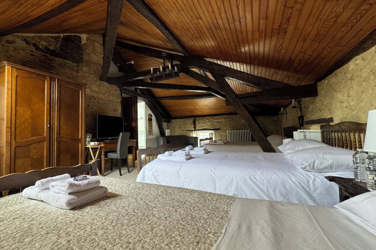 family suite, ensuite, garden view (very large room) | free cots/infant beds, bed sheets